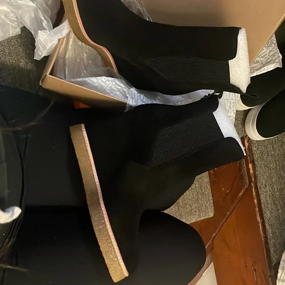 Steve Madden wedge suede moos is black size 9 NEW with tags